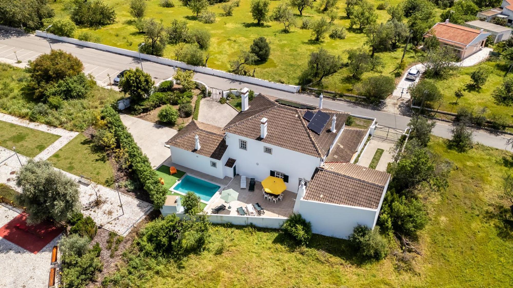 Sunny & Calm 4 Bdr House W/ Pool By Lovelystay Santo Estevao  Exterior photo